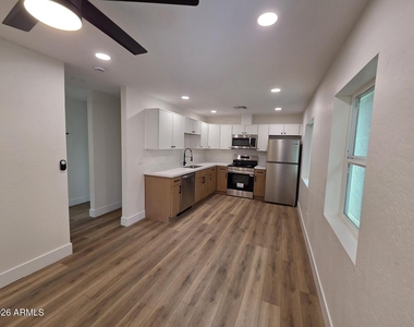 824 N 11th Avenue - Photo Thumbnail 4