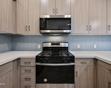 1023 W 5th Street - Photo Thumbnail 12
