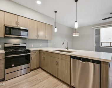 1023 W 5th Street - Photo Thumbnail 11