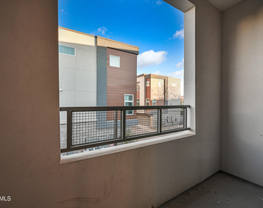 1023 W 5th Street - Photo Thumbnail 8