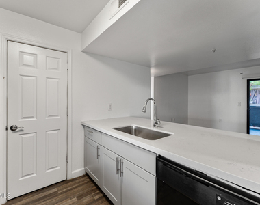 3065 N 67th Avenue - Photo Thumbnail 4