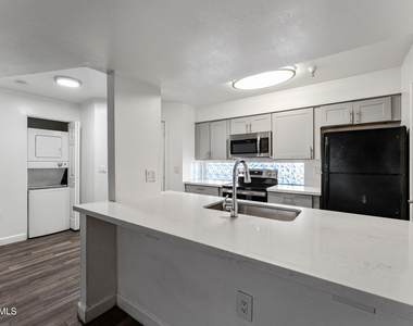 3065 N 67th Avenue - Photo Thumbnail 2