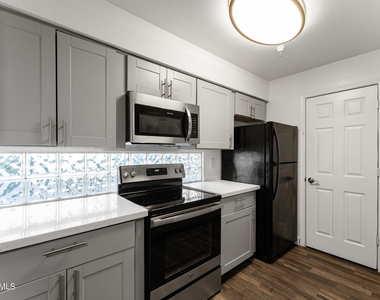 3065 N 67th Avenue - Photo Thumbnail 3