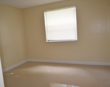 5821 Riverside Drive - Photo Thumbnail 4
