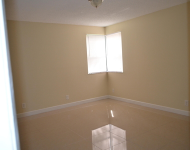 5821 Riverside Drive - Photo Thumbnail 8