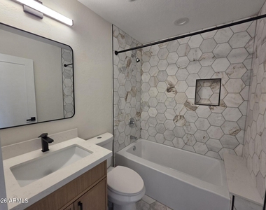 824 N 11th Avenue - Photo Thumbnail 4