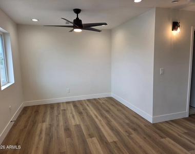 824 N 11th Avenue - Photo Thumbnail 2