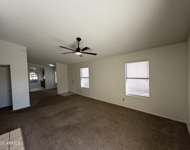 2915 E Amber Ridge Way - Photo Thumbnail 16