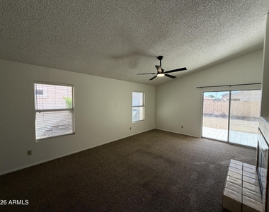 2915 E Amber Ridge Way - Photo Thumbnail 18