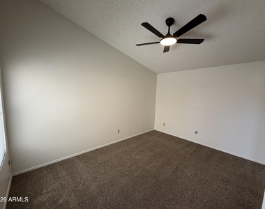 2915 E Amber Ridge Way - Photo Thumbnail 15
