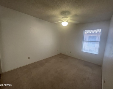 2915 E Amber Ridge Way - Photo Thumbnail 8