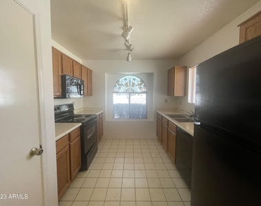 2915 E Amber Ridge Way - Photo Thumbnail 5