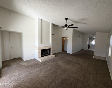 2915 E Amber Ridge Way - Photo Thumbnail 17