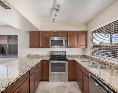 300 W El Alba Way - Photo Thumbnail 6