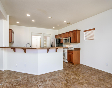 44640 W Yucca Lane - Photo Thumbnail 7