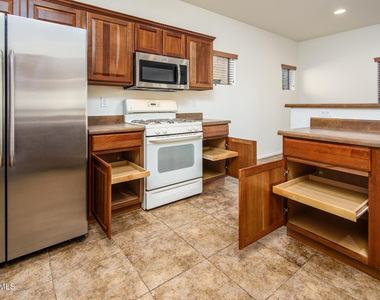44640 W Yucca Lane - Photo Thumbnail 11