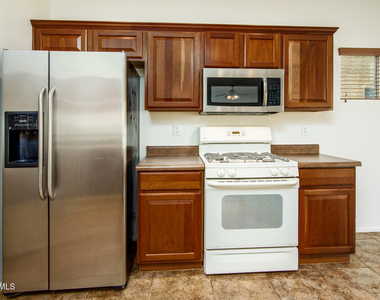 44640 W Yucca Lane - Photo Thumbnail 9