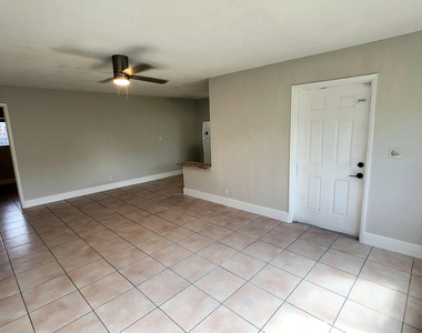 435 Nw 41st Street - Photo Thumbnail 3