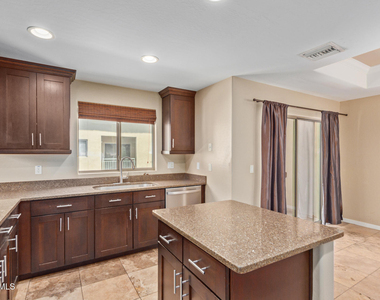 815 E Rose Lane - Photo Thumbnail 5