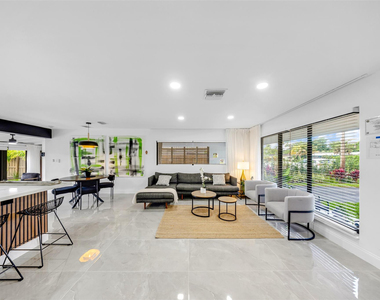 2925 Ne 1st Avenue - Photo Thumbnail 1