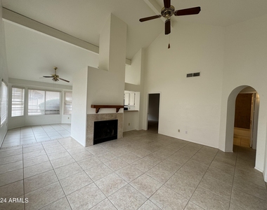1823 E Secretariat Drive - Photo Thumbnail 4