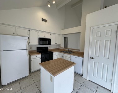 1823 E Secretariat Drive - Photo Thumbnail 30