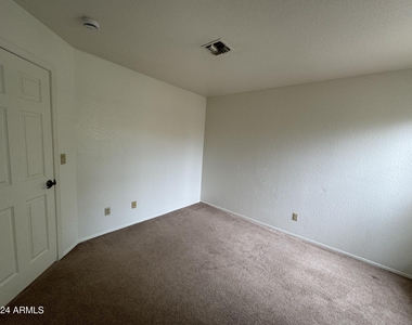 1823 E Secretariat Drive - Photo Thumbnail 26