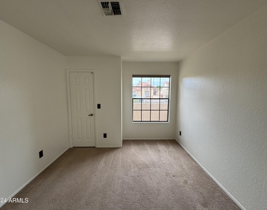 1823 E Secretariat Drive - Photo Thumbnail 19