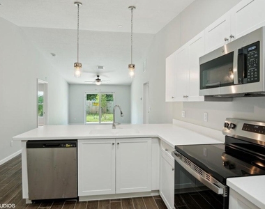 636 35th Street - Photo Thumbnail 8
