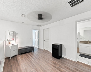 6351 Sailpointe Lane - Photo Thumbnail 13
