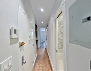West 52nd Street - Photo Thumbnail 3