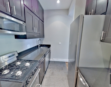 West 52nd Street - Photo Thumbnail 2