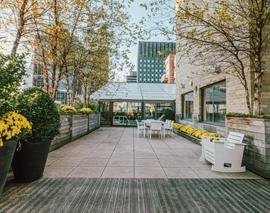 East 40th Street - Photo Thumbnail 3
