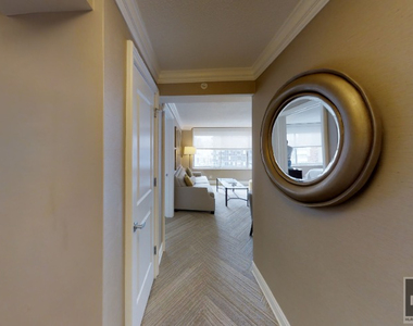 East 57th Street - Photo Thumbnail 2