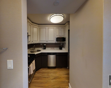 East 57th Street - Photo Thumbnail 3
