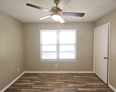 2307 N Congress Avenue - Photo Thumbnail 3