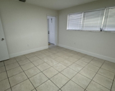 842 S 63rd Avenue - Photo Thumbnail 4