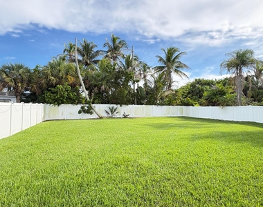 1811 Melaleuca Drive - Photo Thumbnail 9