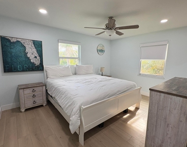 1811 Melaleuca Drive - Photo Thumbnail 3