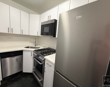 East 56 Street - Photo Thumbnail 3