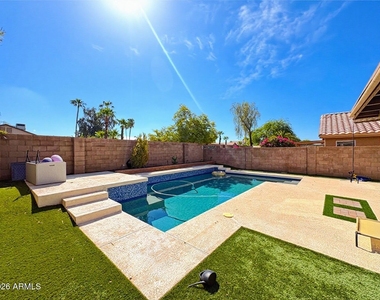 18819 N 39th Way - Photo Thumbnail 2