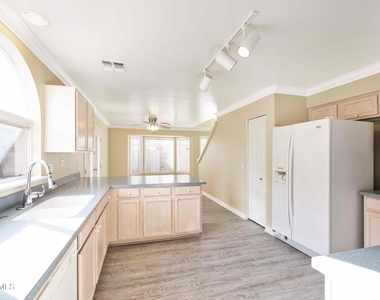 16036 N 11th Avenue - Photo Thumbnail 3