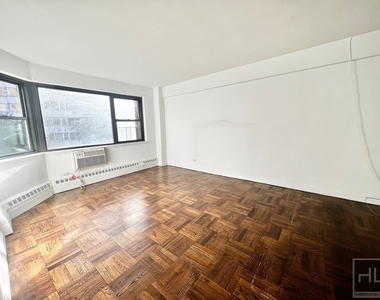 East 69 Street - Photo Thumbnail 4