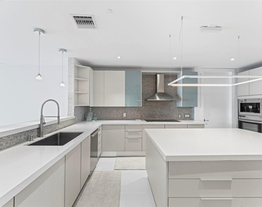 5959 Collins Avenue - Photo Thumbnail 11