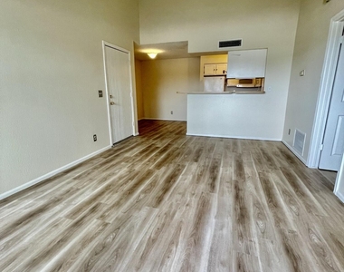 623 W Guadalupe Road - Photo Thumbnail 2