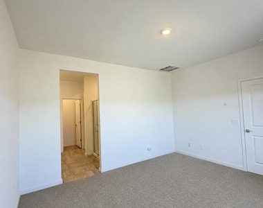 3068 E Lily Jane Way - Photo Thumbnail 8