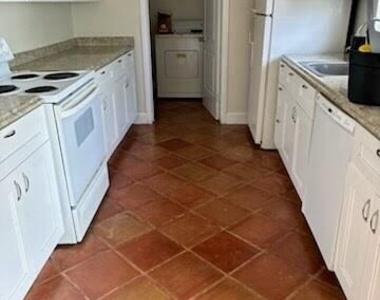 223 Se 14th Place - Photo Thumbnail 3