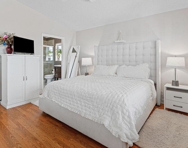 110 Sunset Boulevard - Photo Thumbnail 15
