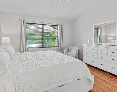 110 Sunset Boulevard - Photo Thumbnail 16