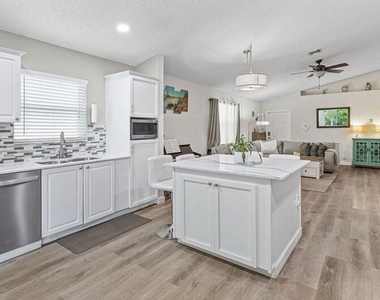 110 Sunset Boulevard - Photo Thumbnail 9